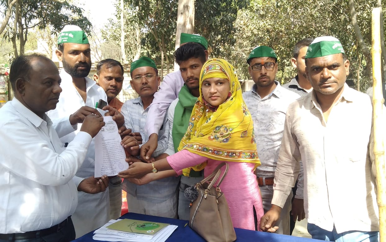 bhaada kam na hua to dharana-pradarshan, bhaarateey kisaan yooniyan janashakti ne esadeeem ko diya gyaapan