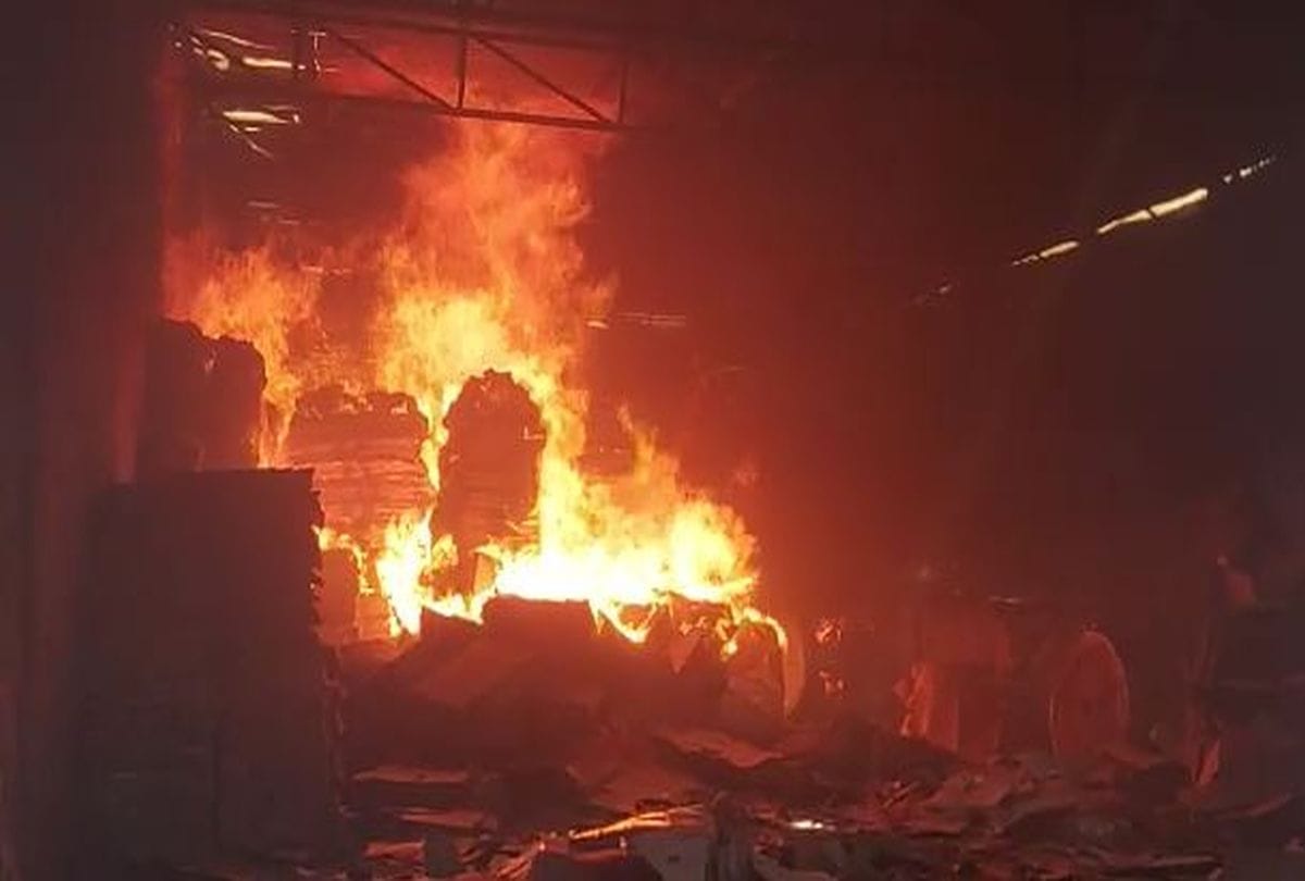 Massive Fire Breaks In Gatta Factory Firozabad