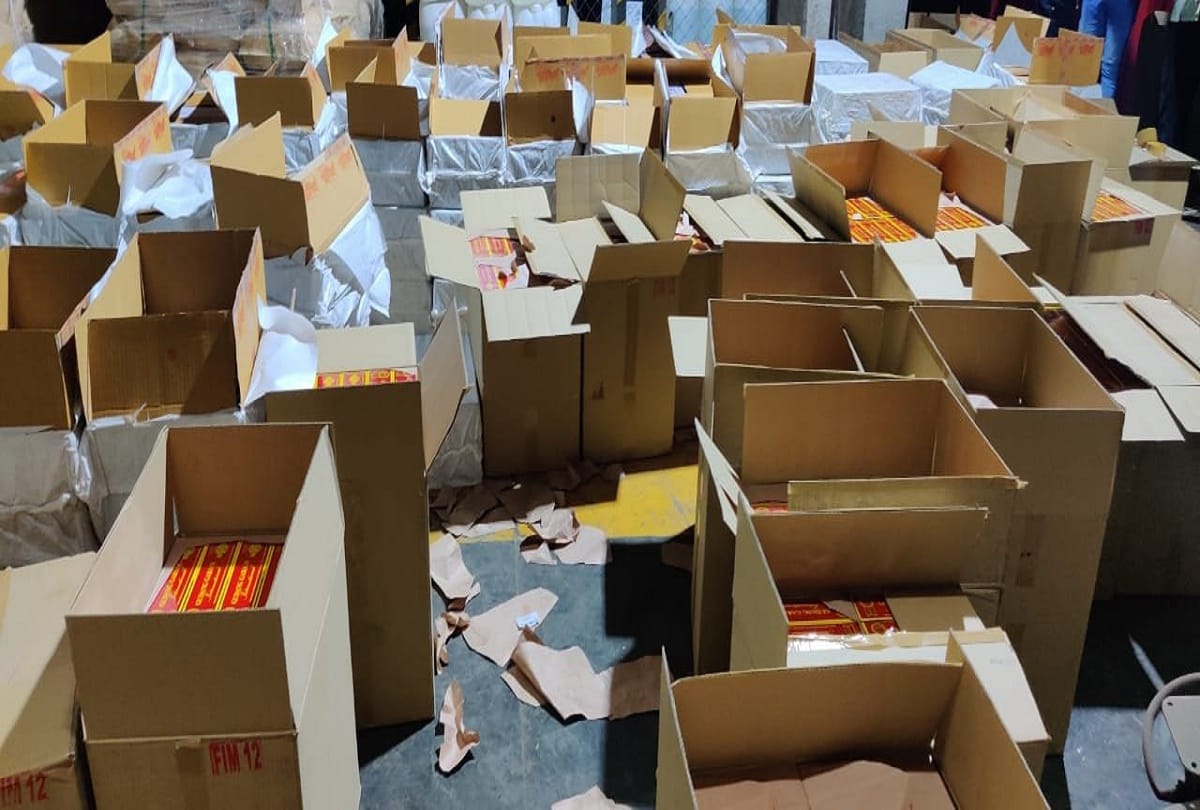 Foreign origin cigarette sticks were seized by dri in mumbai