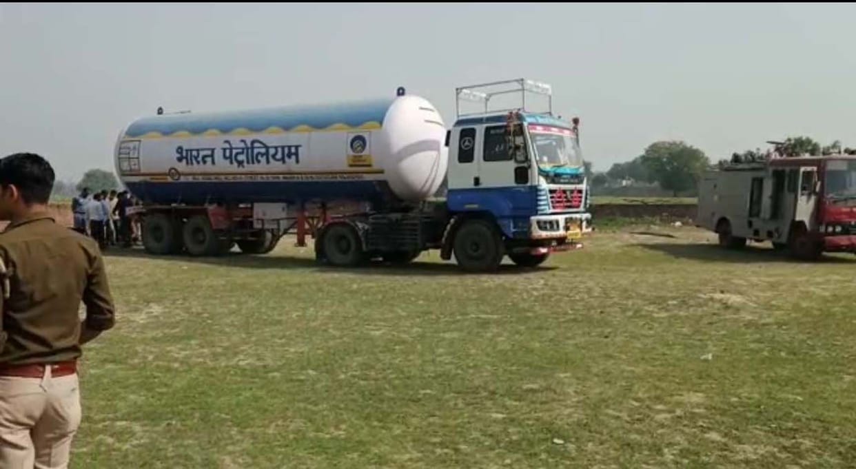 Mathura: Gas leak in capsule tanker due to vehicle collision