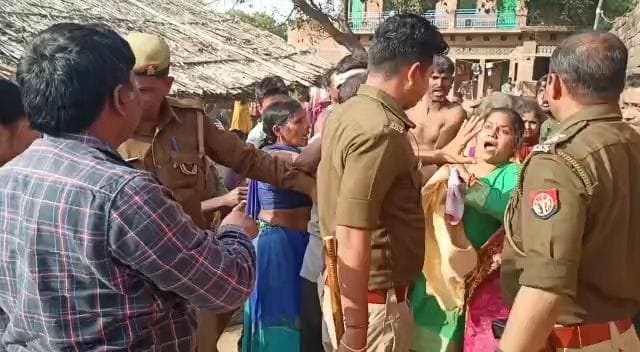 kabja hatavaane pahunchee teem se haathaapaee, esadeeem ke aadesh par pulisakarmiyon ke saath pahunchee thee raajasv teem