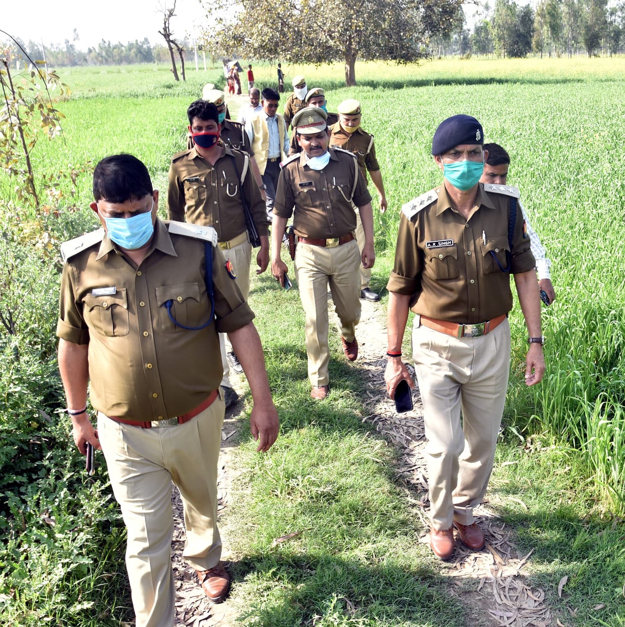 boyfriends body was hanging on the noose, the girlfriend was found dead 50 meters away