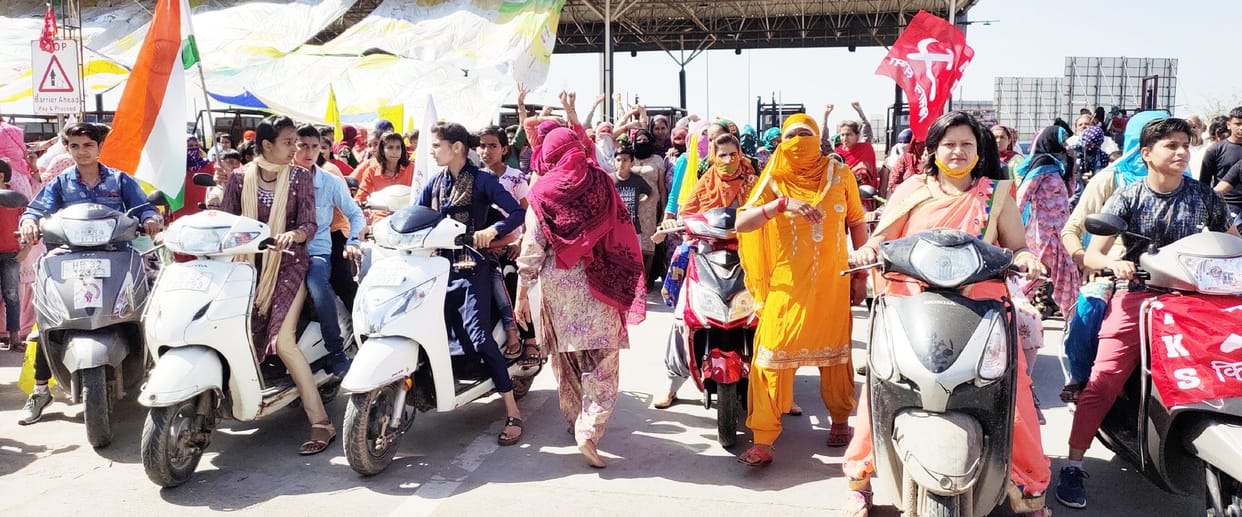 Kisan andolan: Hands raised in prayer at Khatkad toll, heads bowed in worship