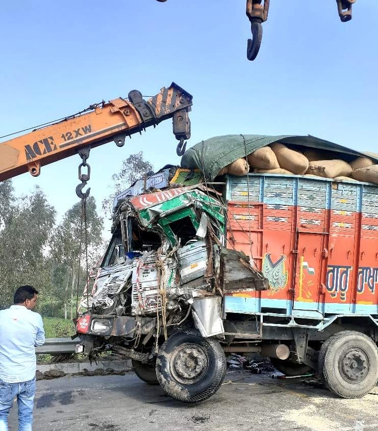 Two trucks clashed, both their drivers died