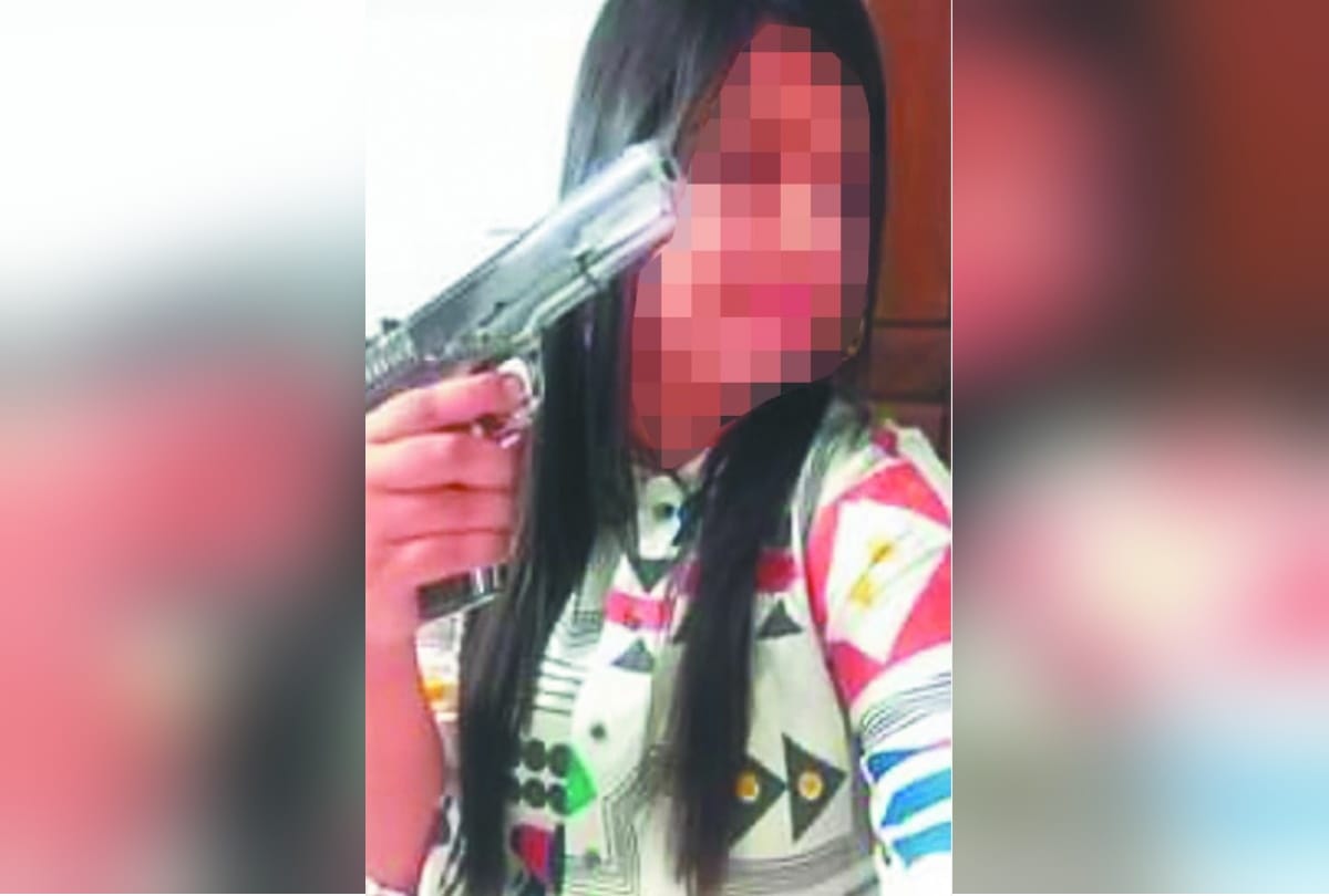 Merchant family threatened by pistol threat
