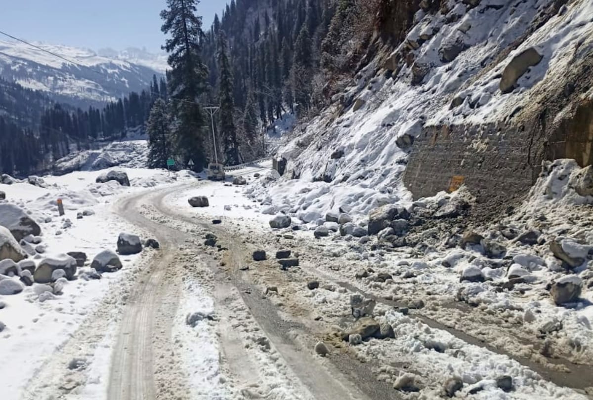 Himachal News: avalanche in dhundi Manali keylong national highway blocked