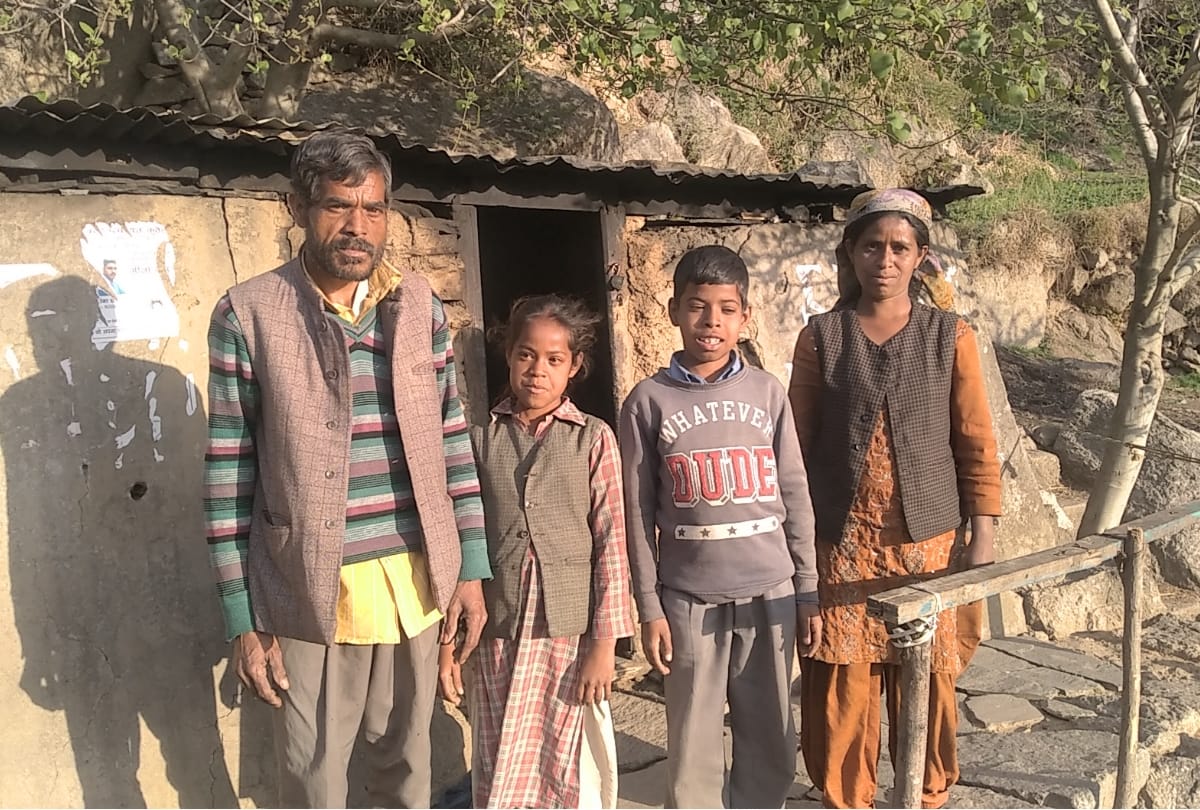 Himachal News: Homeless family living in tank in anni block kullu himachal pradesh