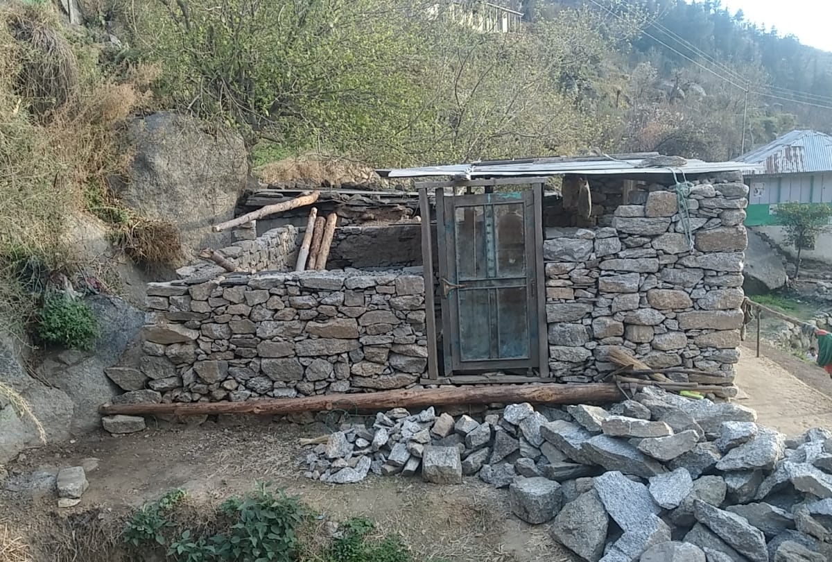 Himachal News: Homeless family living in tank in anni block kullu himachal pradesh