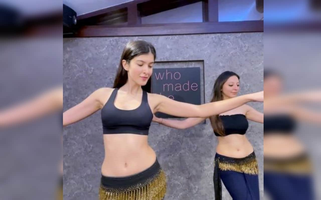 shanaya kapoor is slayer look hot and glamorous in every photoshoot