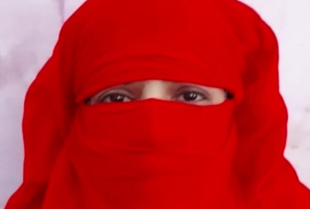 husband gives triple divorces and paste photos on the walls of his wife in moradabad
