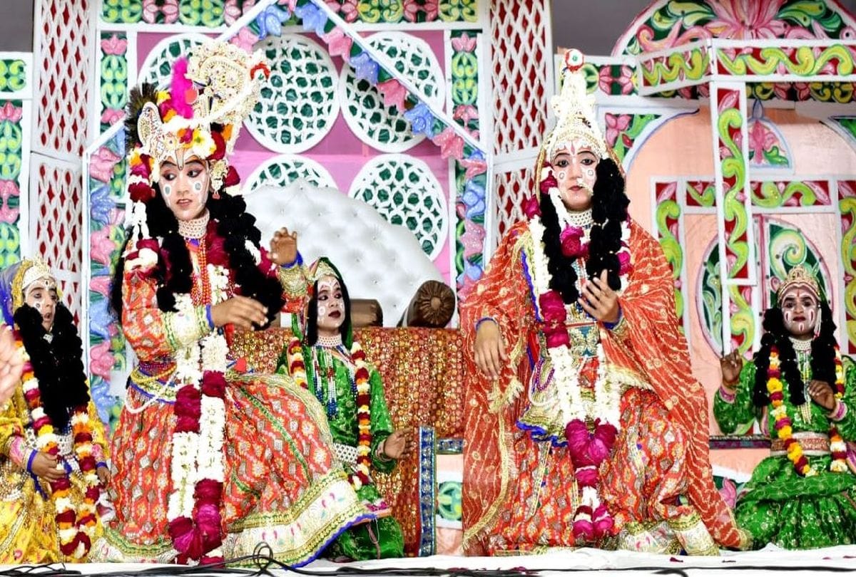 artist performs charkula dance in vrindavan kumbh mela