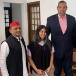 द ग्रेट खली से मिलते अखिलेश और उनके बच्चे