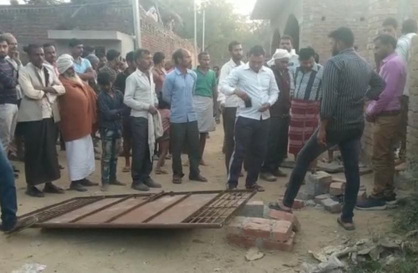 The gate fell along the pillar while swinging, the girl died, three injured