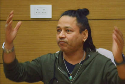 वार्ता करते गायक पद्मश्री कैलाश खेर