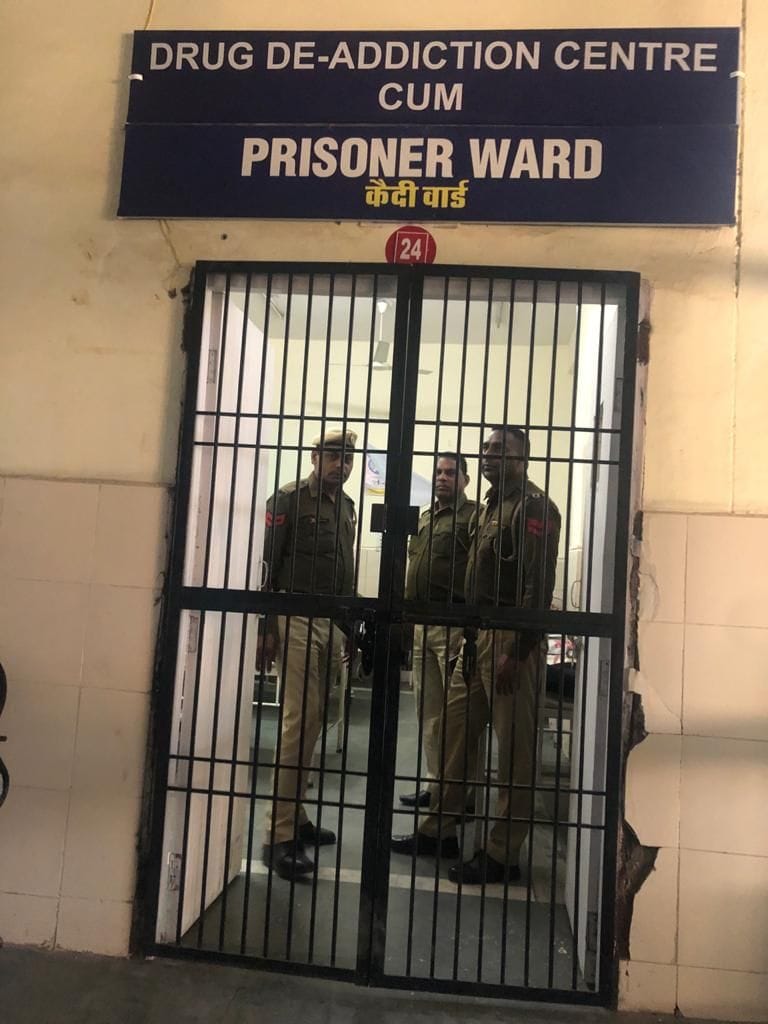 Accused accused of rape by pushing two police personnel out of prisoner ward of civil hospital