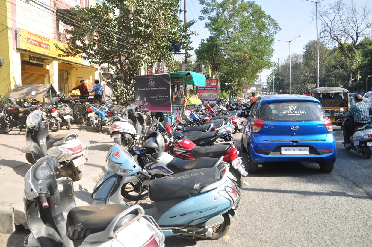 awedh parkingo par nahi tut rahi officer ki neend
