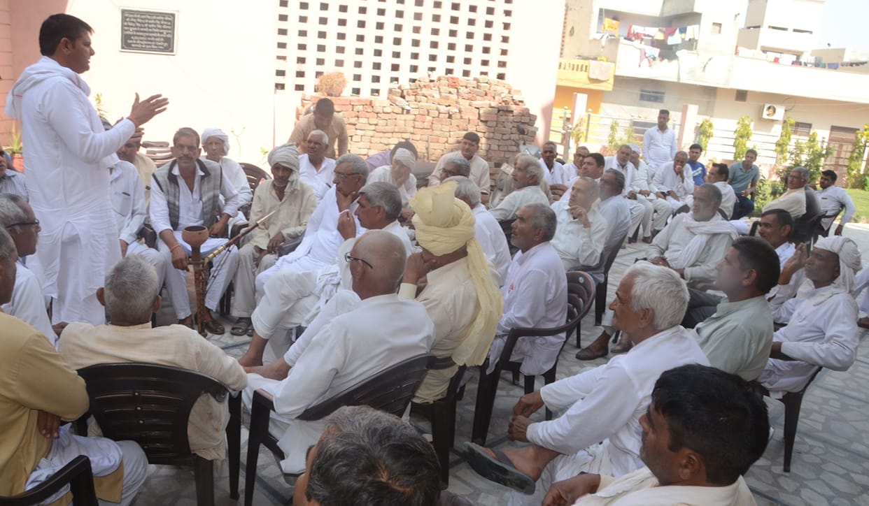 Farmers showed black flags to former minister Kavita Jain, leaving the event in the middle
