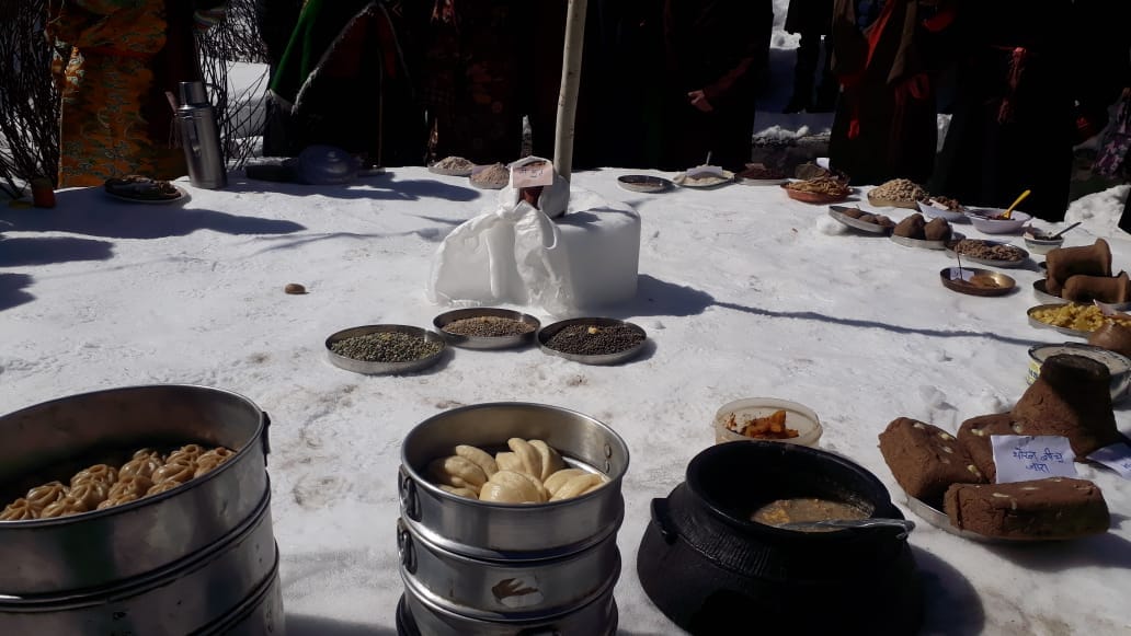 Food remains hot for five hours in stone pots