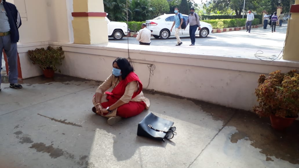 BHU Journalism Department teacher Dr. Shobhana Nerlikar sat on strike Varanasi news in hindi