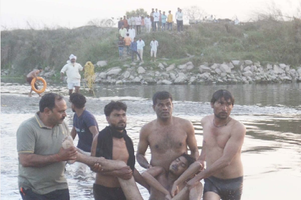 Two youths of Pali village drowned in Yamuna river in Baghpat and see photos