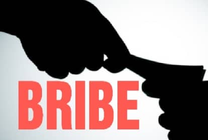 Sipahi suspended for taking bribe in Barabanki.