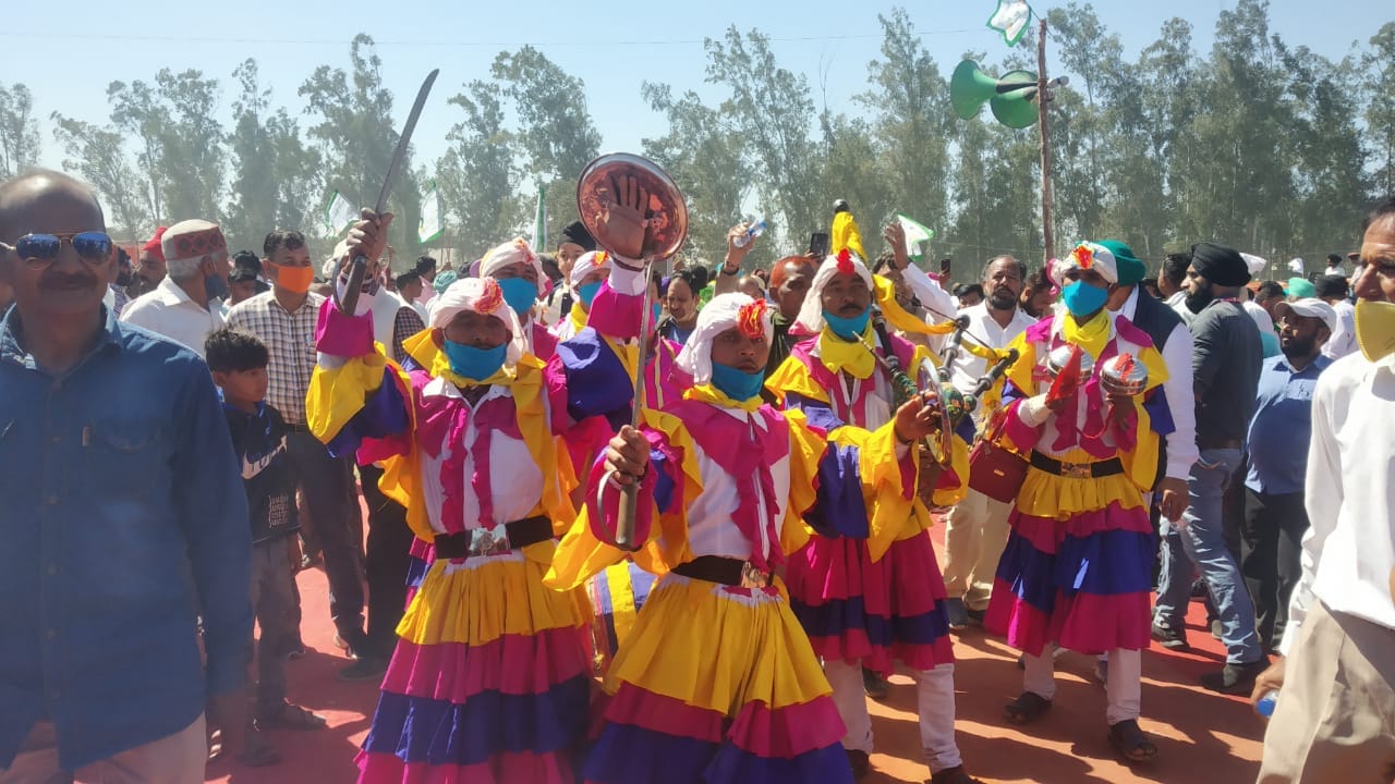 Kisan Mahapanchayat in Rudrapur: kisan visit in mahapanchayat with uttarakhand folk Chholiya dance
