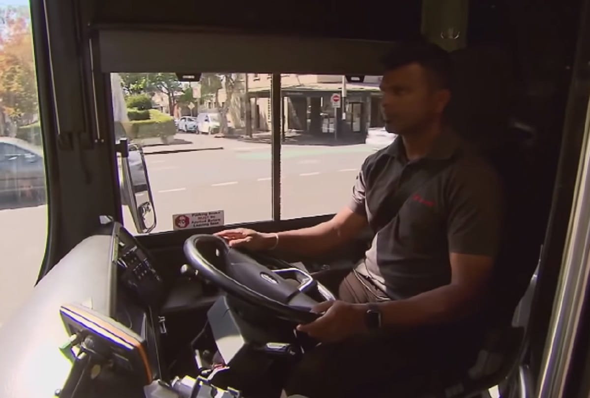 suraj randiv, Chinthaka Jayasinghe and Waddington mwayenga former international cricketers now become bus drivers