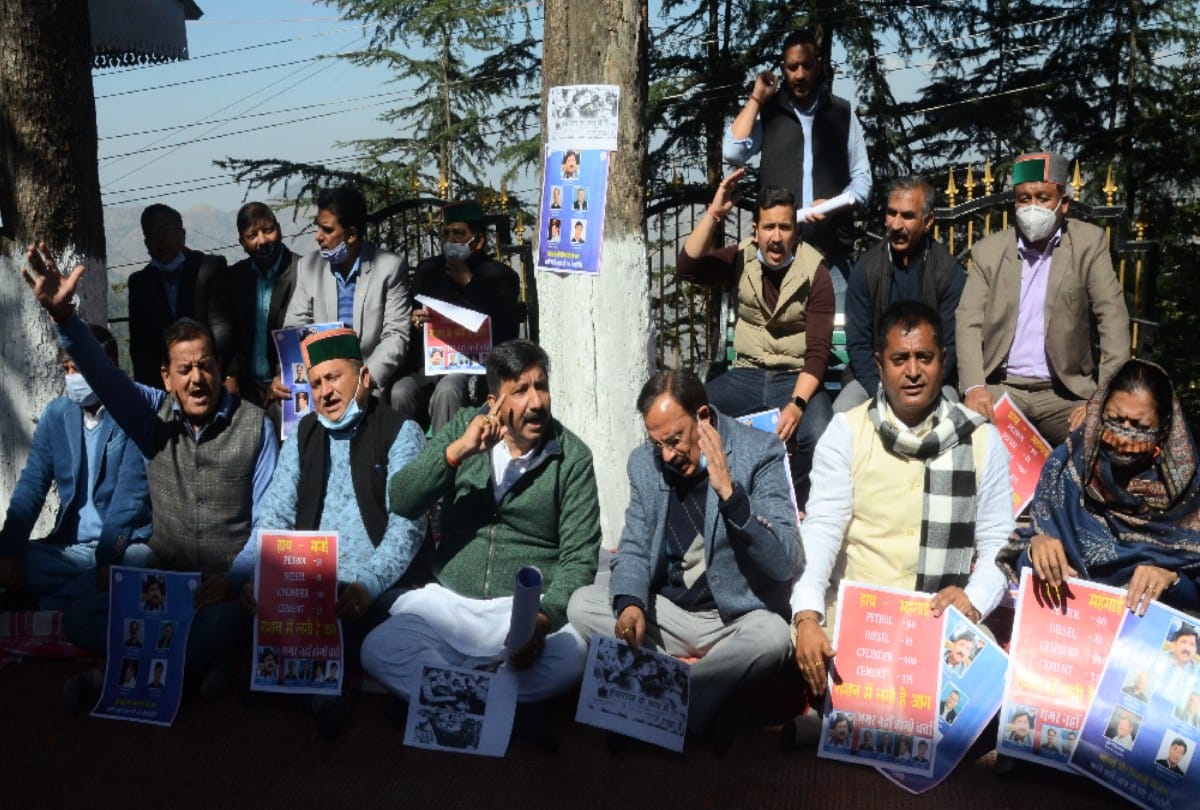 Suspended Congress MLAs protested at Himachal Assembly gate, shouting slogans against govt