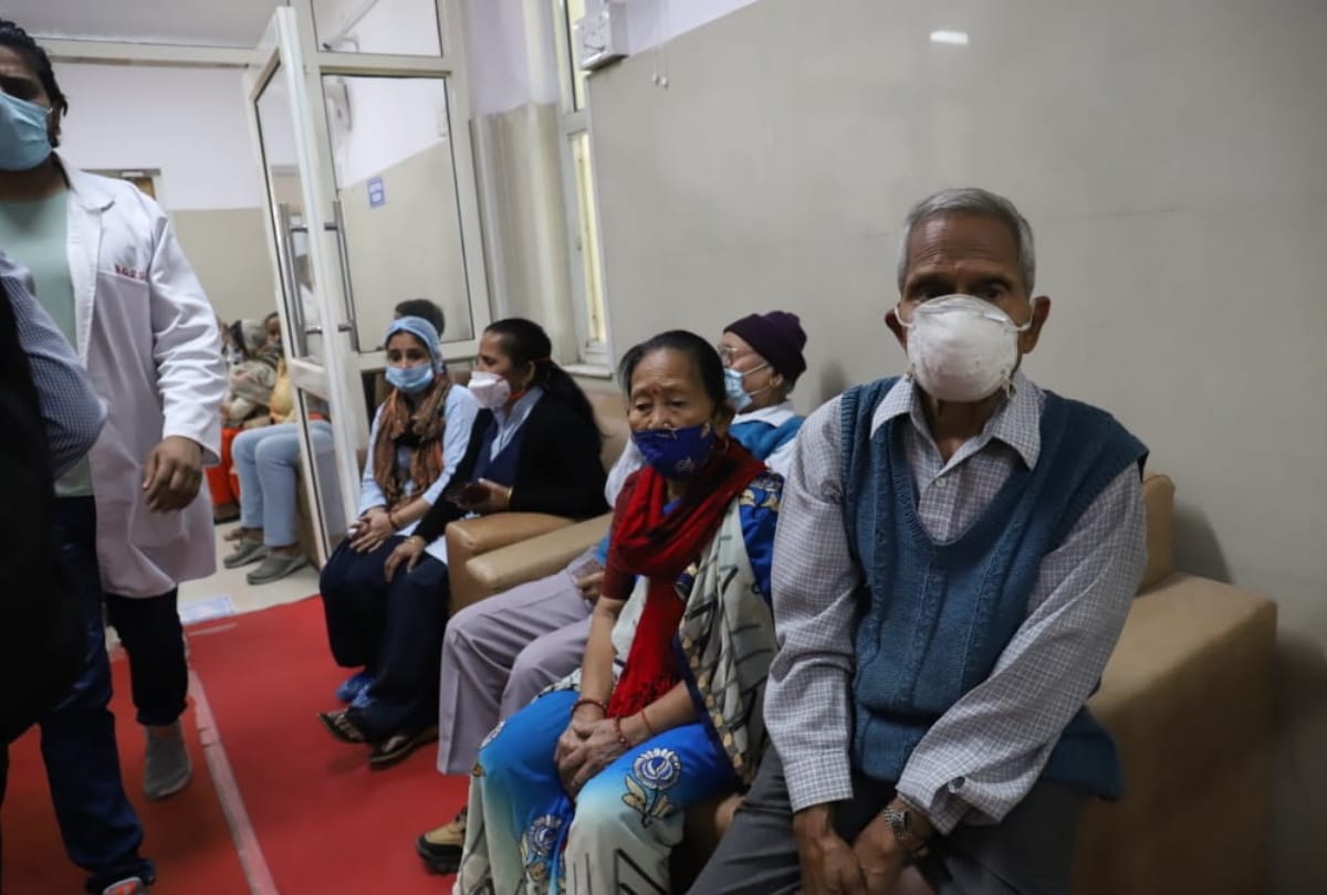 delhi vaccination of senior citizens and 45 plus age people with comorbidity in 192 hospital 300 centres made see full list and know all rules in photos