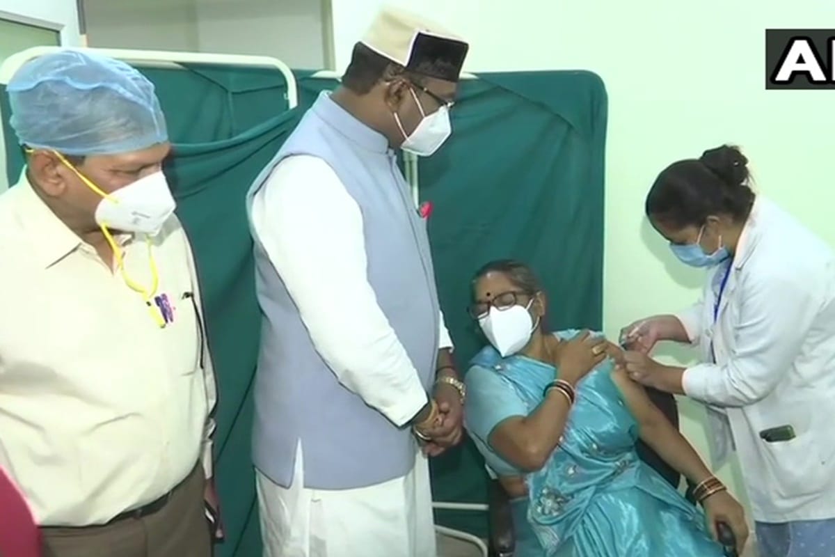 कोरोना का टीका लगवाती महिला