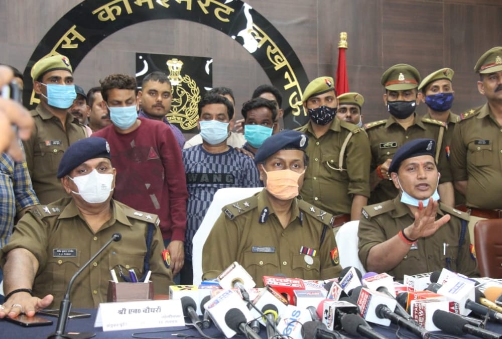 Police exposed theft in lala jugal kishor jwellers in Lucknow.