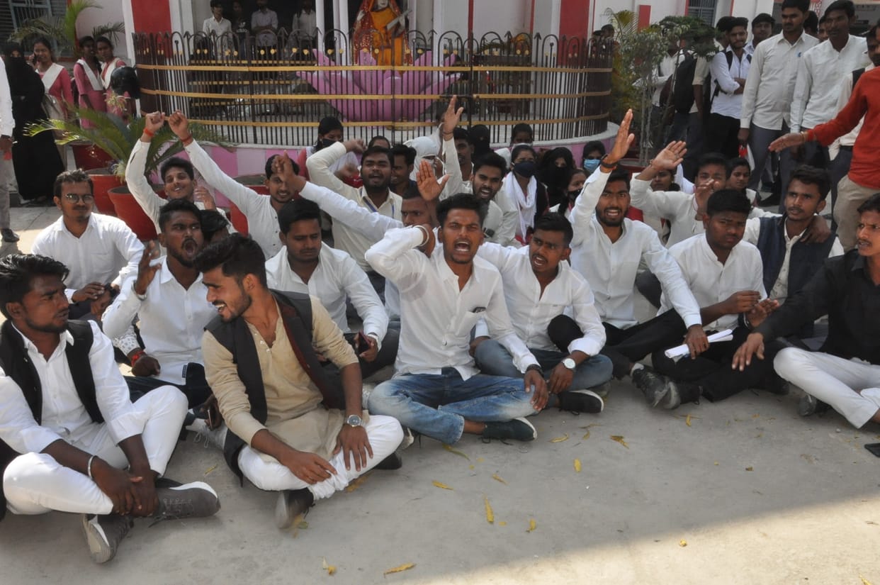 Students demonstrated for scholarship