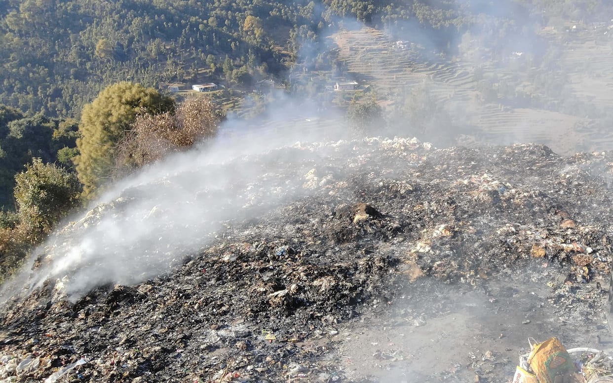 Fire in garbage heap, smoke spread around