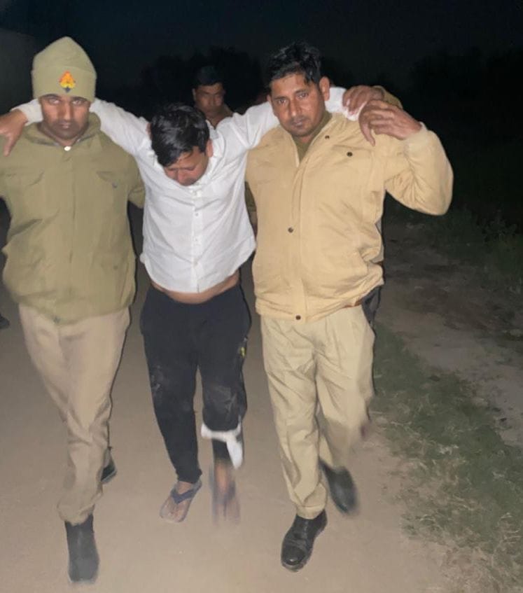 The police caught the crook in the encounter, the accomplice absconding