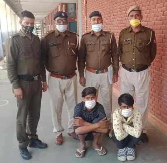 Two accused arrested for fleeing by snatching the mobile of a police employee