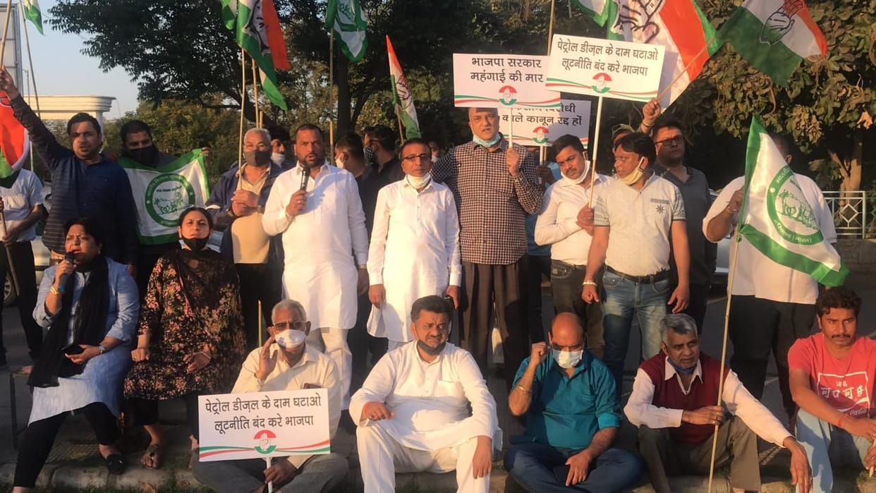 Congressmen protest against the increase in petrol, diesel and cooking gas prices