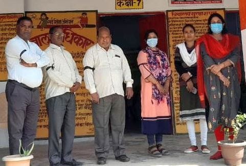 The teachers performed a black band with a symbolic demonstration