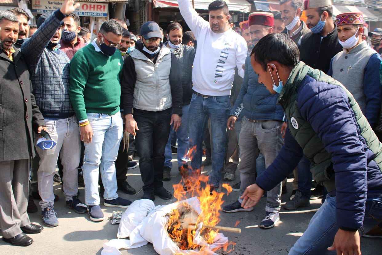 BJP leaders burnt effigy of leader's opposition