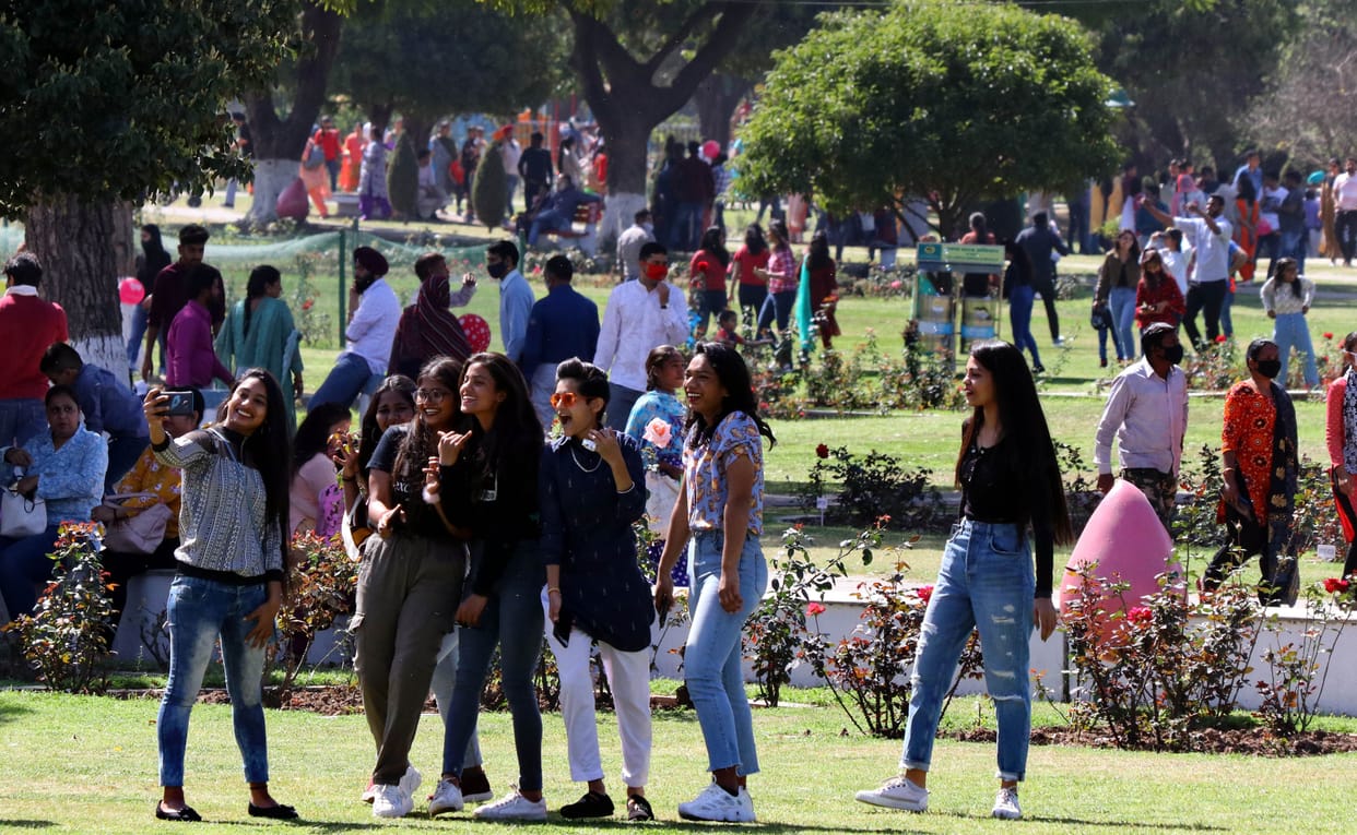 Rose Festival: Flocked on the last day, there was no place to install vehicles