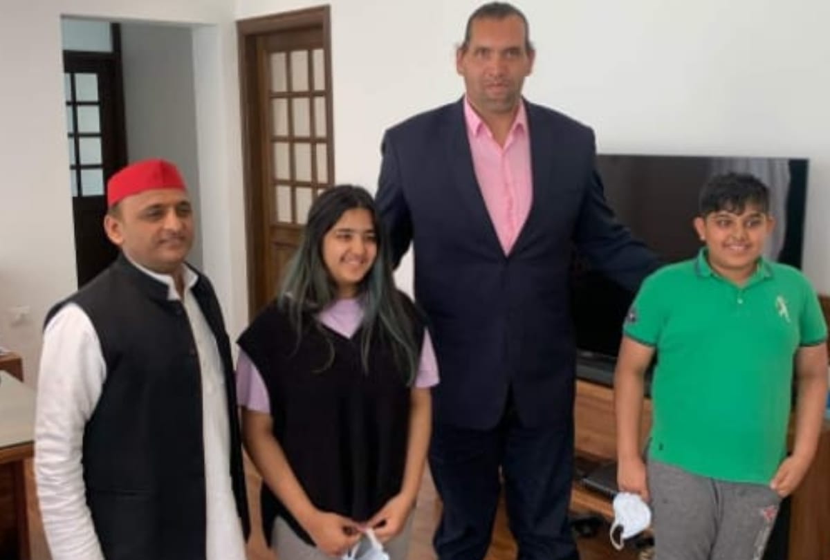 Akhilesh said - Sports will be promoted further when SP government comes, meeting The Great Khali