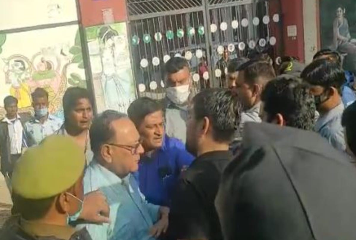 NSUI workers protest against Vice Chancellor outside the university in Agra