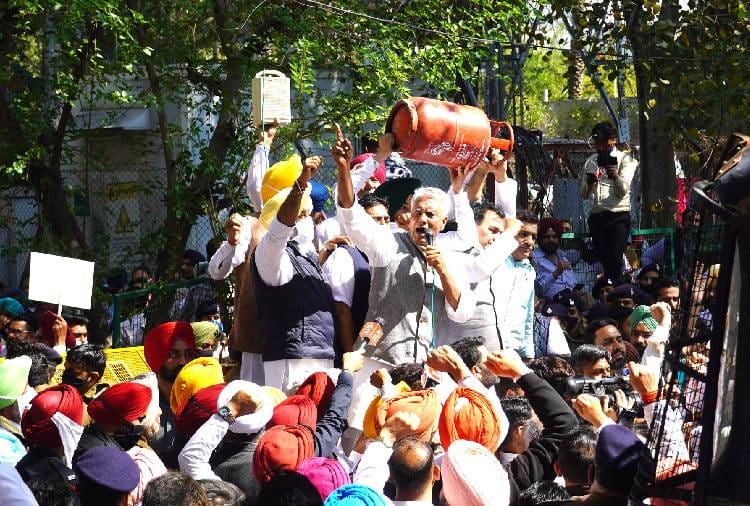 Protests by Punjab Congress against Petrol diesel and gas price hike in Chandigarh