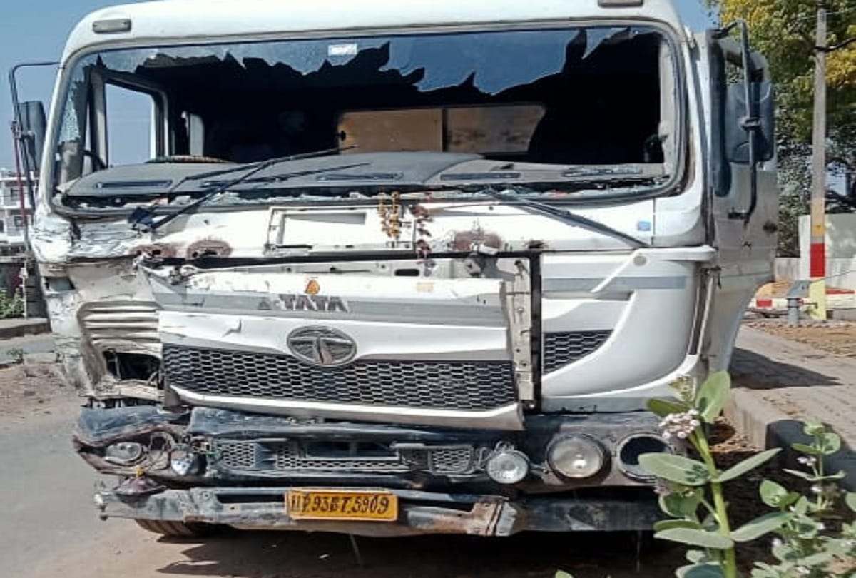 Dumper hits Safari car in Jhansi one killed in accident