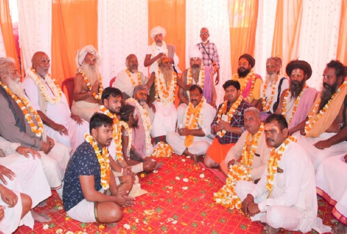 huge crowd of devotees gathering in vrindavan kumbh mela