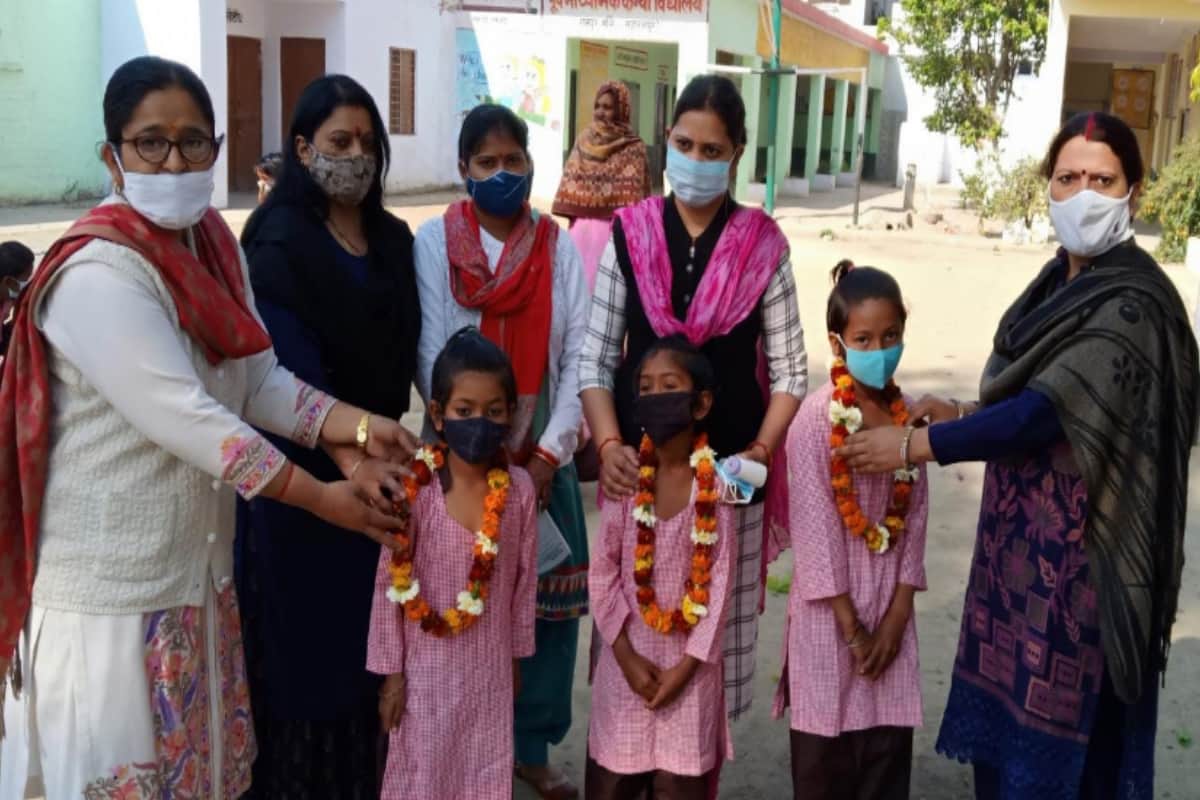 UP primary Schools opend after eleven months, teachers welcomed student with chocolate, balloons and flowers