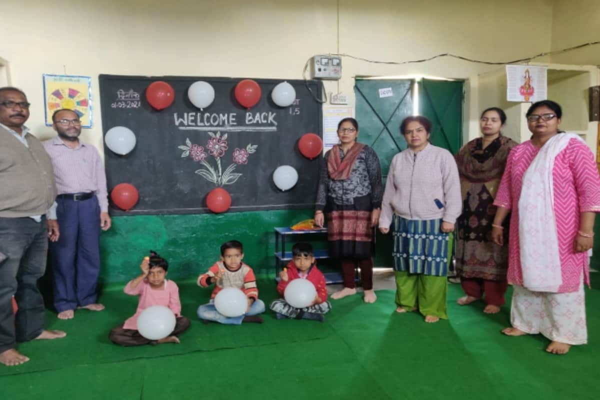 UP primary Schools opend after eleven months, teachers welcomed student with chocolate, balloons and flowers
