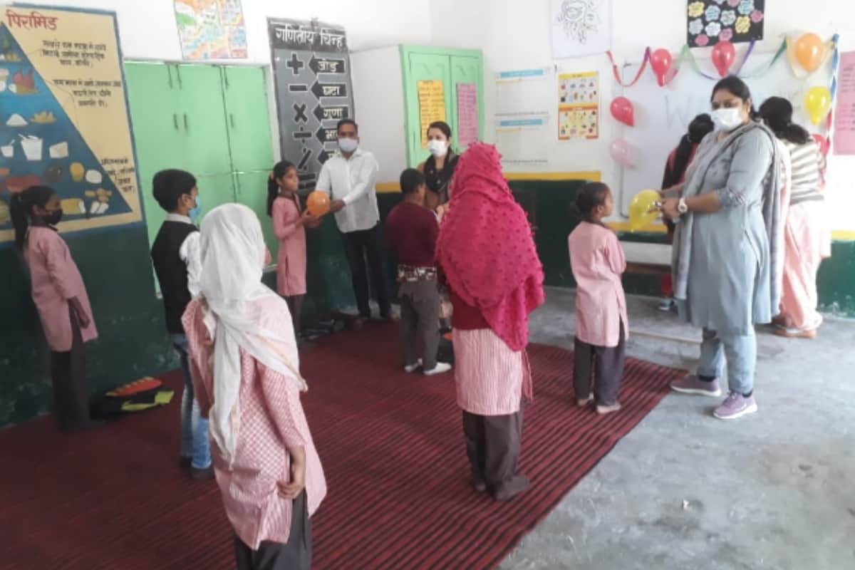 UP primary Schools opend after eleven months, teachers welcomed student with chocolate, balloons and flowers