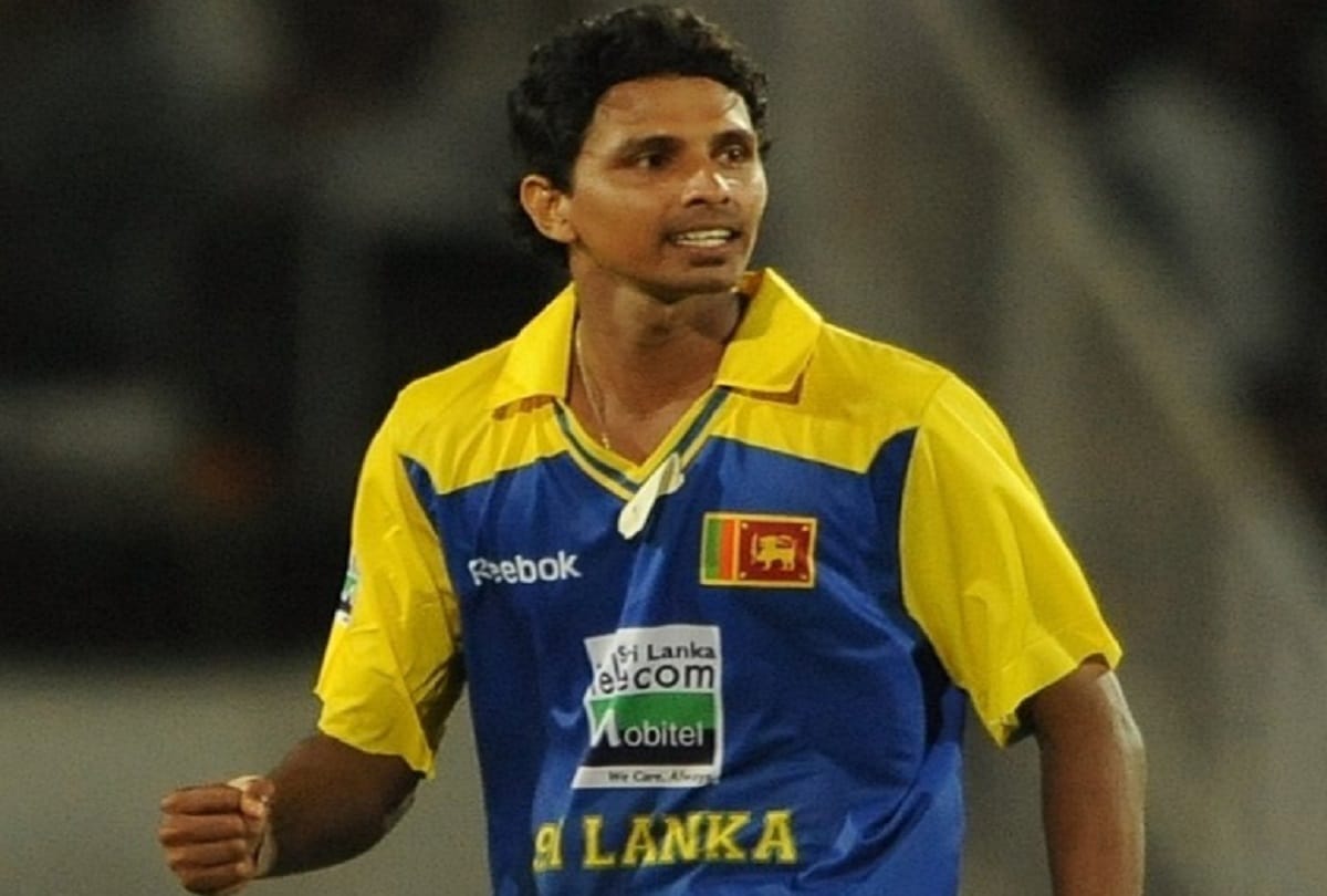 suraj randiv, Chinthaka Jayasinghe and Waddington mwayenga former international cricketers now become bus drivers