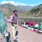 एलओसी के आखिरी स्कूल कीरनी में पढ़ते विद्यार्थी