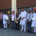 फिरोजपुर में किसान भाजपा नेताओं पर मामला दायर करने के बाद दस्तावेज दिखाते हुए।